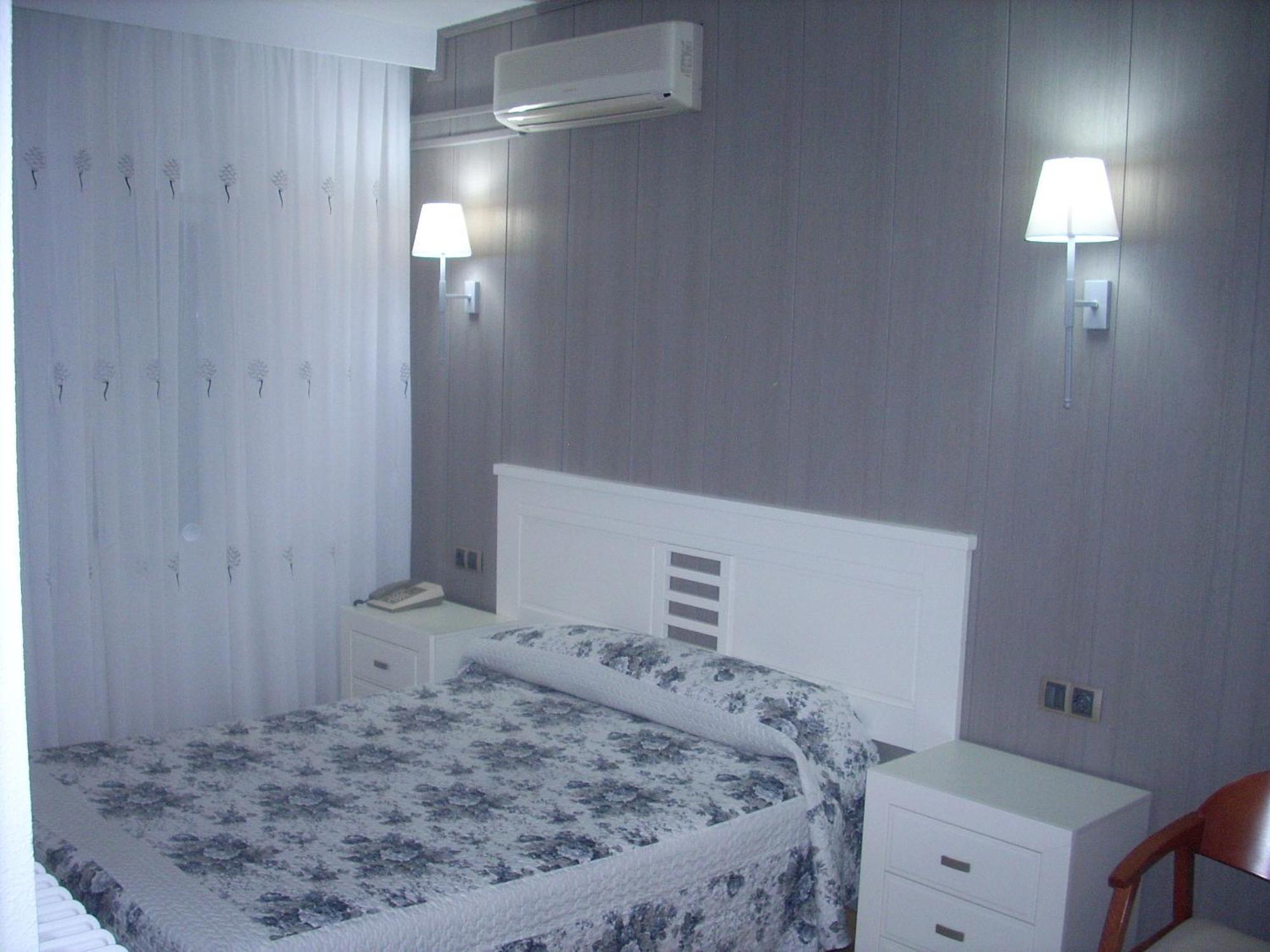 Hotel Corona De Castilla Villares de la Reina Exteriör bild