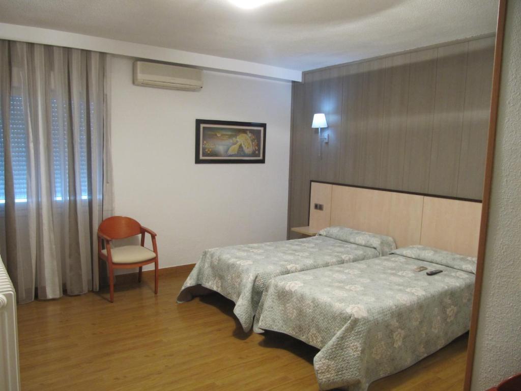 Hotel Corona De Castilla Villares de la Reina Exteriör bild
